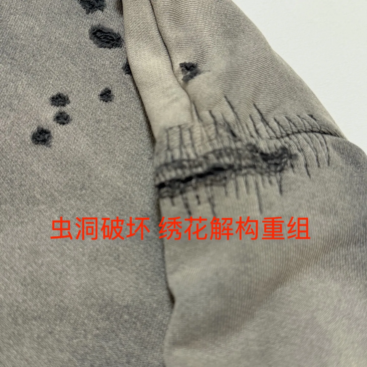 More details SAINT Mxxxxxx DBL FACE ZIP UP HOODIE/CHARCOAL Double-layer destroyed waffle zipper jacket, washed black S-XL, a style that has been used in the summer. After continuous fine polishing, it is finally shipped. The finished product is simply a work of art. Super heavy washing and distressing, multiple horse water fading, many hand-made wormhole destruction processing, deconstruction and reorganization embroidery technology, custom-made zipper with LOGO, and the color details of the zipper webbing are also correct. Original grade fruit main label and wash water label. Top purchasing grade. A layer of waffle fabric is added to the inner lining to make the overall texture stronger and increase the comfort and warmth of the wearer.